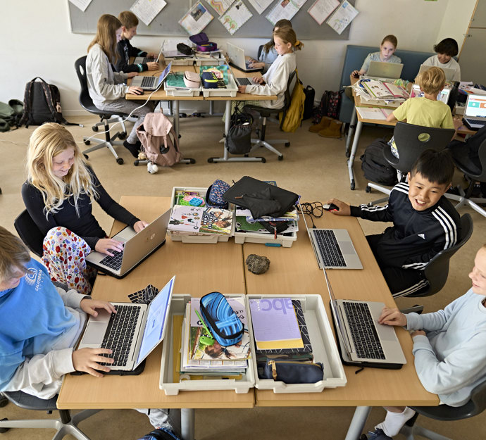 Klasselokale med elever set ovenfra 